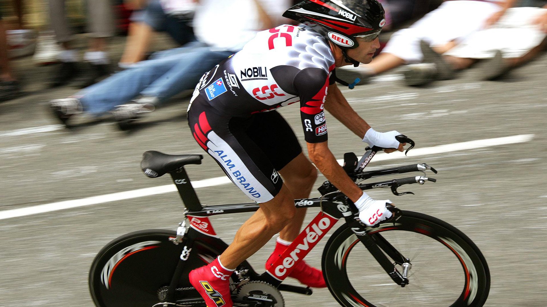 “运动装备工程师穿戴测试跑” 自己研发自己试